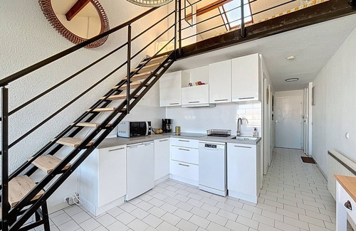 Carnon-Plage Apartment | CARNON - Cozy F2 Mezzanine on the harbor, renovated and well-equipped