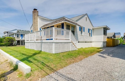 North Carolina Coast House | Carolina Beach Home with Private Deck Walk to Shore