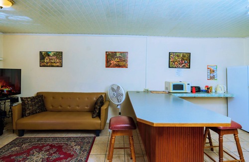 Port of Spain House | Carolyn's View has four double occupancy rooms, and 1 Fully furnished apartment.