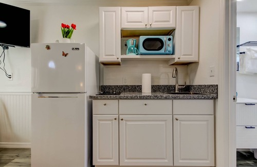 Sunset Reef Apartment | Carousel Suites #1- Coastal Studio steps to the Beach!