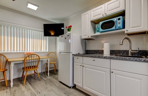 Sunset Reef Apartment | Carousel Suites #1- Coastal Studio steps to the Beach!