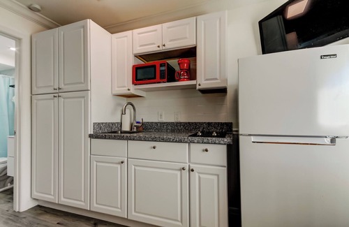 Sunset Reef Apartment | 🎈Carousel Suites #2-Studio in Redington Shores - The Perfect Getaway!