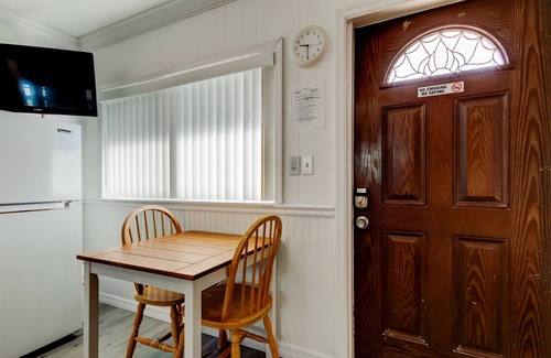 Sunset Reef Apartment | 🎈Carousel Suites #2-Studio in Redington Shores - The Perfect Getaway!