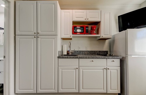 Sunset Reef Apartment | 🎈Carousel Suites #2-Studio in Redington Shores - The Perfect Getaway!