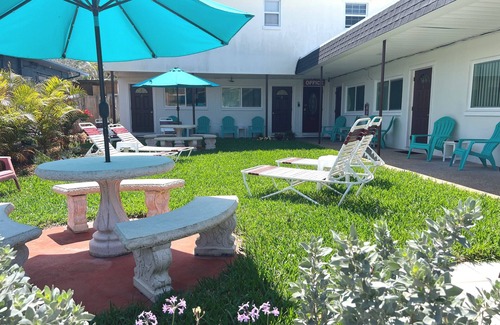 Sunset Reef Apartment | 🍹Carousel Suites #4 – Your Beachside Escape in Redington Shores! 🏖️