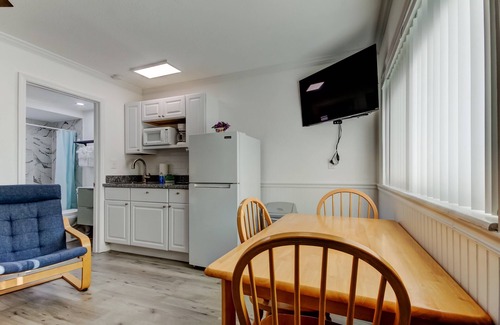 Sunset Reef Apartment | 🌞Carousel Suites #6 - Updated Studio steps to the beach- Perfect for a Relaxing Getaway!