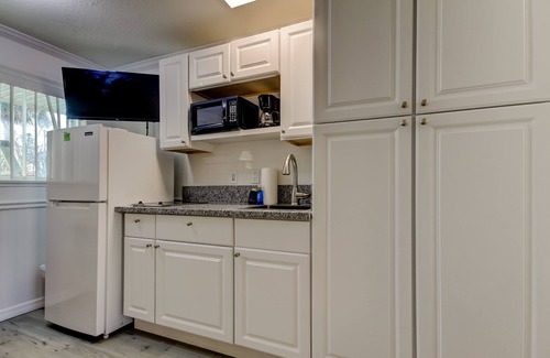 Sunset Reef Apartment | ⛵Carousel Suites #8- Renovated Studio steps to the beach - The Perfect Getaway!