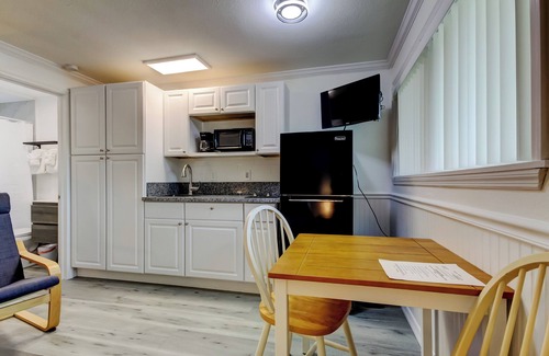 Sunset Reef Hotel | Carousel Suites