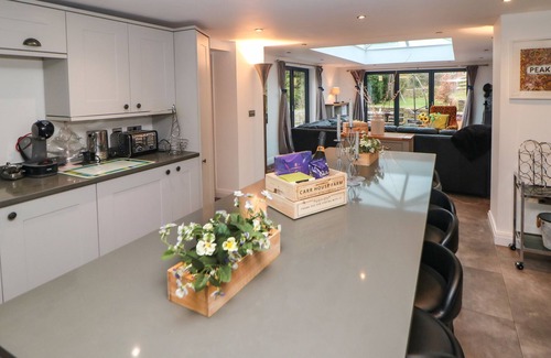Padfield House | CARR HOUSE FARM, family friendly, with hot tub in Glossop