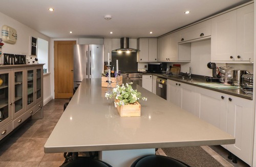 Padfield House | CARR HOUSE FARM, family friendly, with hot tub in Glossop