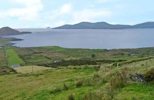 Caherdaniel Cottage | CARRAIG OISIN, pet friendly in Waterville, County Kerry