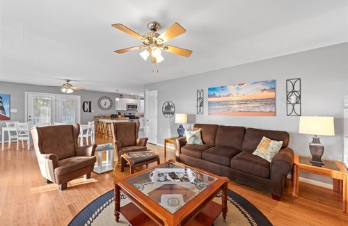 Chincoteague House | Carriage House on Chincoteague - Sleeps 12 and Pet Friendly!