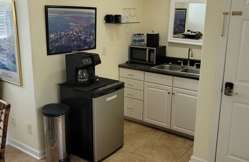 St. Marys Apartment | Carriage House Apt close to Cumberland Ferry, Kings Bay & Historic Downtown