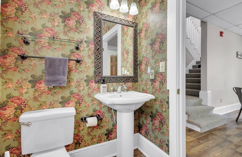 Roanoke Bed & Breakfast | Carriage House Historic and Modern in the Grandin Village