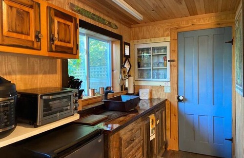 Bolton Landing Cottage | Carriage House, in the Center of Bolton