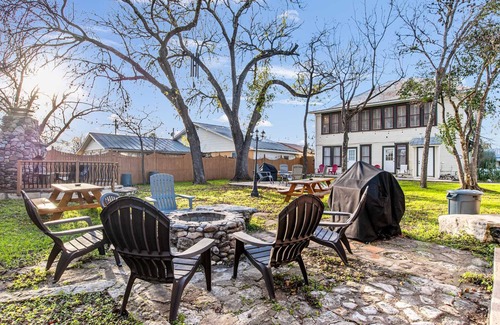 Bandera House | Carriage Inn - Medina Suite 1