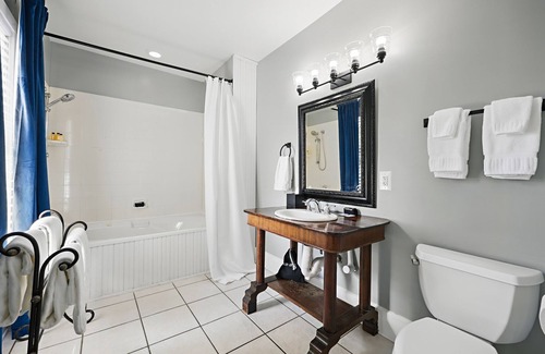 Downtown Historic District Bed & Breakfast | Carriage Way Centennial