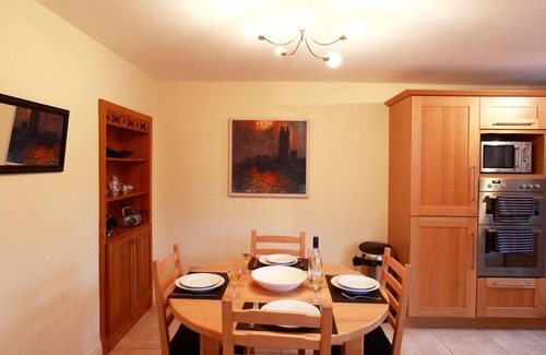 Kenmare Cottage | Carrig Beag - a carrig beag that sleeps 4 guests in 2 bedrooms