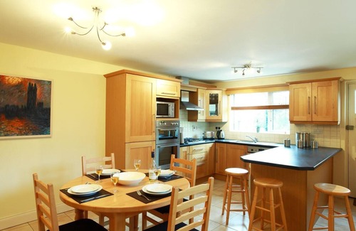 Kenmare Cottage | Carrig Beag - a carrig beag that sleeps 4 guests in 2 bedrooms