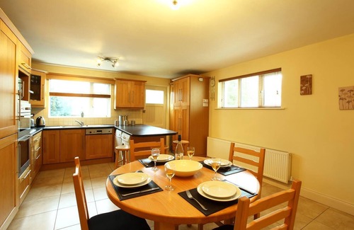 Kenmare Cottage | Carrig Beag - a carrig beag that sleeps 4 guests in 2 bedrooms