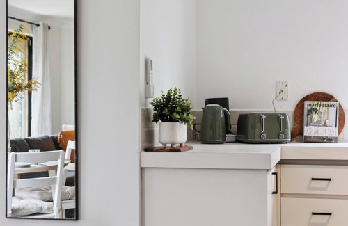 North Perth Apartment | Carrington Retreat – Quiet 2BR Stay Near Shops, Buses & City Fringe