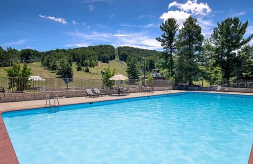 Fairfield Apartment | Carroll Valley Retreat | King Deluxe + Pool & Golf