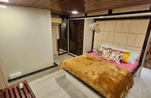Pali Hill Apartment | Carter Bay Peaceful Stay Near the Shore, Bandra