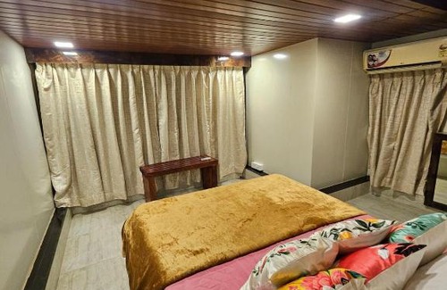Pali Hill Apartment | Carter Bay Peaceful Stay Near the Shore, Bandra