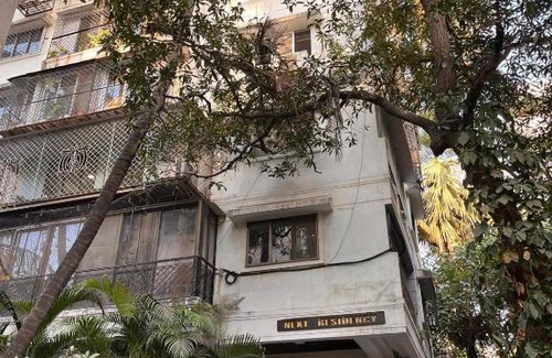 Pali Hill Apartment | Carter Bay Peaceful Stay Near the Shore, Bandra