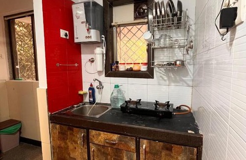 Pali Hill Apartment | Carter Bay Peaceful Stay Near the Shore, Bandra
