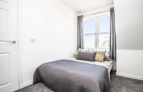 Dunfermline Apartment | Carvetii - Edward House D - 2 Dbl bed 2nd floor flat