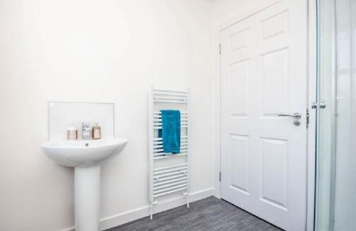 Dunfermline Apartment | Carvetii - Edward House D - 2 Dbl bed 2nd floor flat