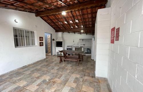 Toninhas House | Casa 150m da Praia das Toninhas Com Churrasqueira