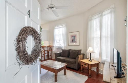 Historic Seaport Hotel | Casa 325 Guesthouse
