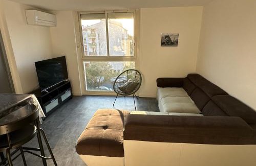 Moulin a Vent Apartment | Casa 9 - Spacieux et familial, 3 chambres, 2 terrasses, climatisation et stationnement facile