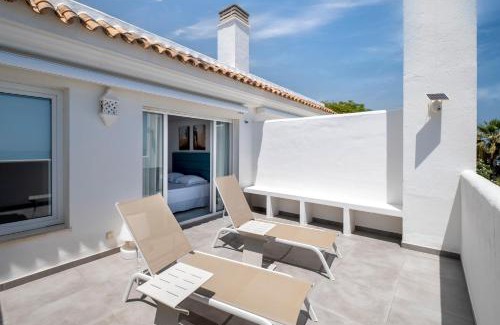 New Golden Mile House | Casa adosada en primera línea de playa, Estepona
