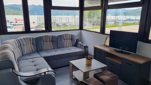 Orsova Villa | Casa Alba STr,Crizantemelor 17