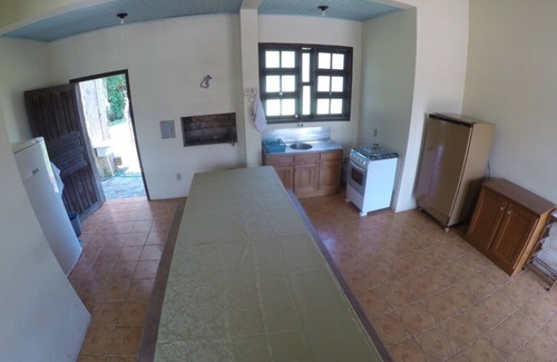 Garopaba House | Casa Amarela Grande Perto do Mar na Praia da Ferrugem SC