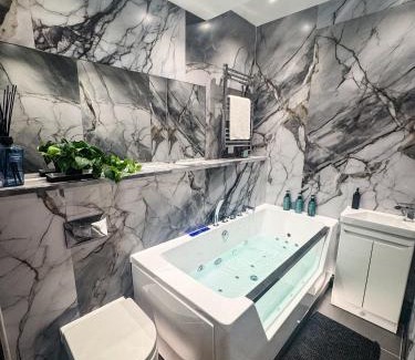 Southampton Apartment | Casa Amor - Adult Only Jacuzzi Suite