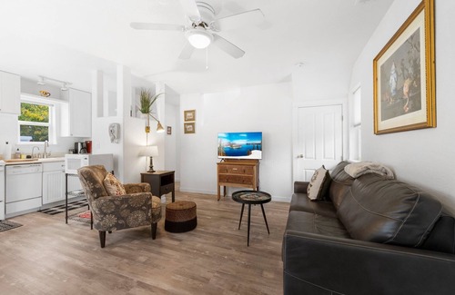 Ashland Cottage | Casa Amore Ashland~Pet-Friendly~Walkable to the Plaza, OSF, Restaurants & More