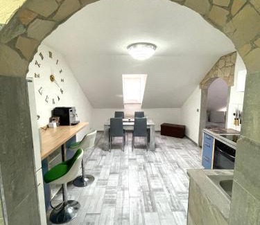 Saalfeld-Saale Apartment | Casa Antic Große Moderne 45qm wohnung im Zentrum Am Bahnhof Kostenloses WLAN