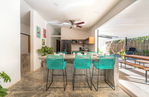 Manzanillo Villa | Casa Bamboo Beach Retreat - close to the ocean.