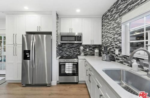 Westchester House | Casa Blanca - STUNNING Luxe, Secure, Private Guest House, Pool, Sauna, Free Parking