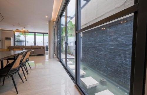 Bonifacio Global City House | Casa Bonifacio by JC