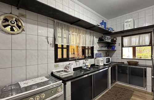Jardim Capricornio Ski Chalet | Casa c piscina a 700m da Praia de Caraguatatuba/SP