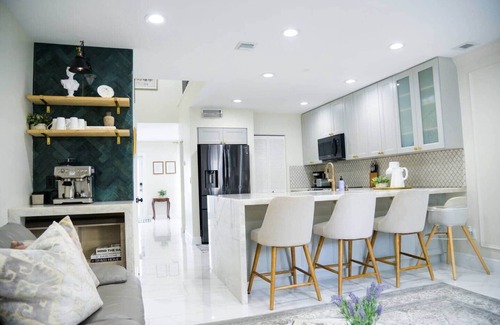 South Lake House | Casa Calacatta: Contemporary Design + Elegance