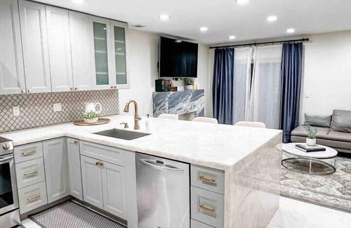 South Lake House | Casa Calacatta: Contemporary Design + Elegance