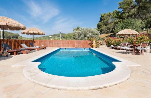 Santa Gertrudis House | Casa Can Lluc con piscina, jardín y vista al campo