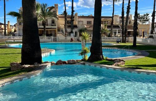 Orihuela Costa House | Casa Carlo - Charmanter Bungalow mit Pool