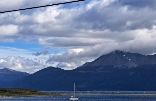 Puerto Williams House | Casa, central a orilla de playa